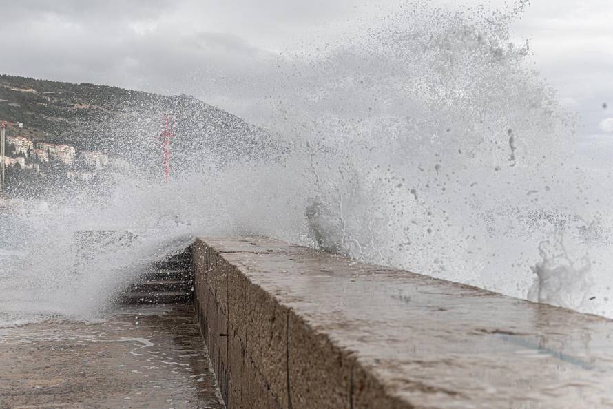 Dubrovnik: Potraga za tijelom muškarca kojeg su povukli valovi je obustavljena