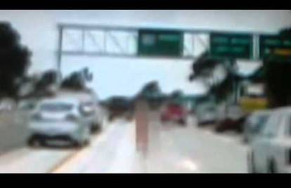 Žena se skinula i potpuno gola ometala vozače na autocesti