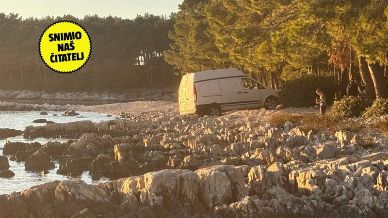 FOTO Kombiju 'popustila' ručna na plaži, traktor ga došao izvući pa ostao bez goriva: Lopatali su