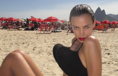 'Izgleda kao loš photoshop': Irina Shayk pozirala u čudnom grudnjaku pa zbunila pratitelje