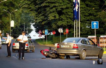 Skuterom je podletio pod auto te se lakše ozlijedio