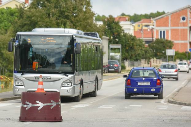 Zadar: Mladići revoltirani zbog pokvarenog semafora postavili vedro za vino kao kružni tok