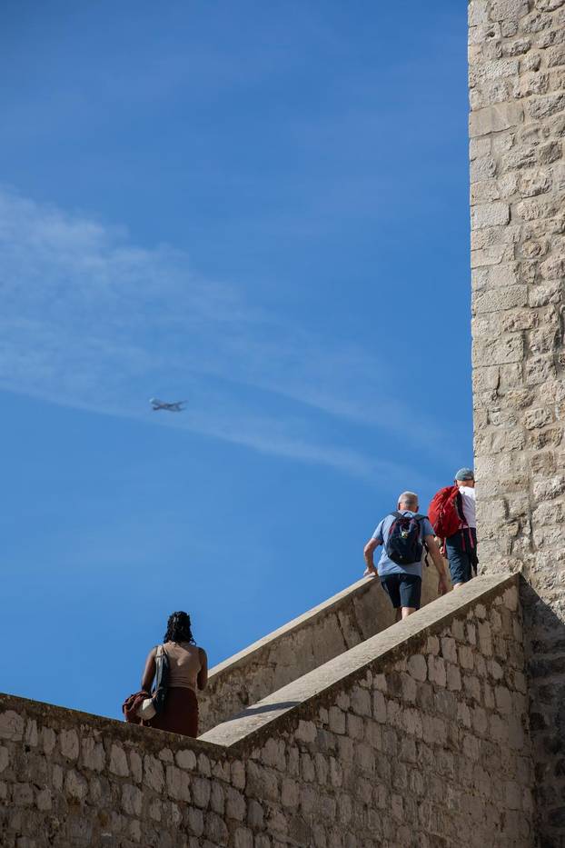 Dubrovnik: Lijepo i toplo vrijeme još uvijek grije turiste na jugu Hrvatske
