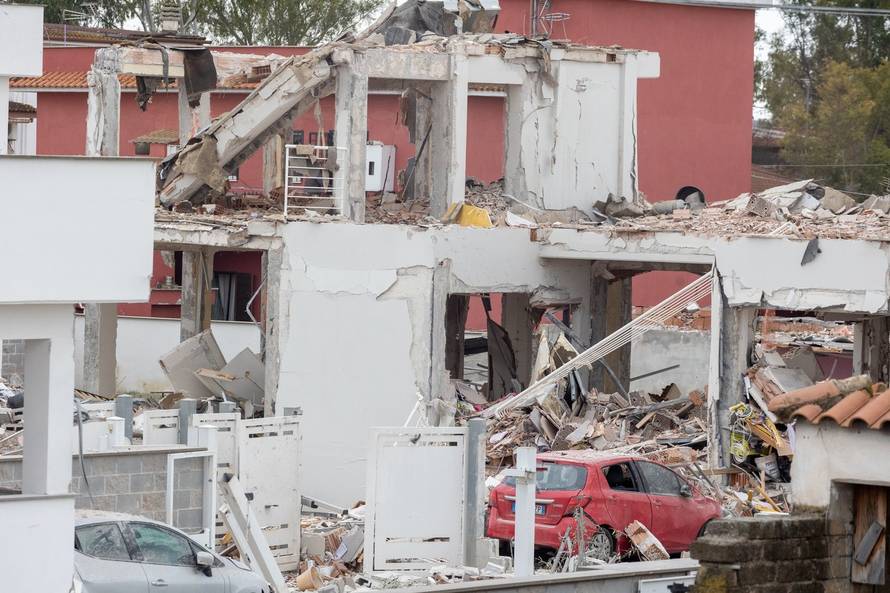 Esplosione di una bombola di gas a Roma,crolla una palazzina e ne coinvolge altre