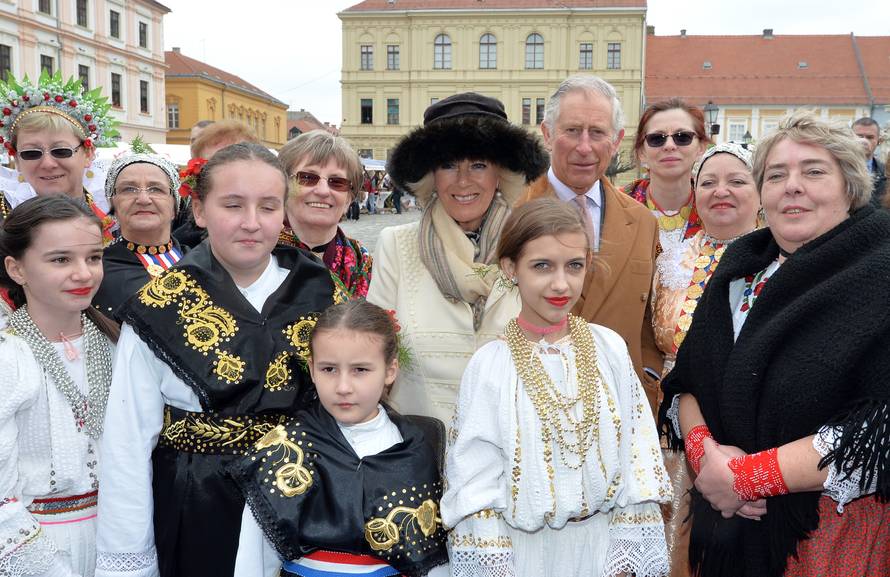 Charles i Camilla u Osijeku: Na trgu ih je dočekalo 2000 ljudi