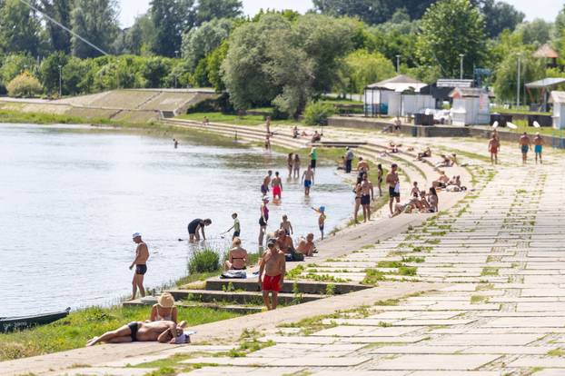 Osijek: Lijepo vrijeme građani su iskoristili za sunčanje i kupanje