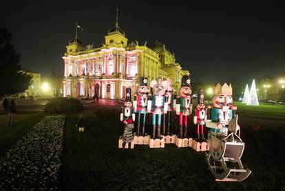 Svijeća nade je upaljena u svim gradovima, pogledajte kako su ukrašeni za ovogodišnji Advent