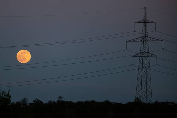 Uskrsni mjesec nad Zagrebom - kao da nas podsjeća na Isusovu muku i samu bit blagdana