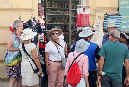 Turisti obilaze Zagreb po velikoj vrućini