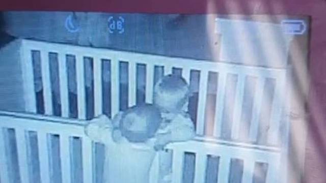 Mali slatkiši: Braća blizanci se ne prestaju grliti prije spavanja