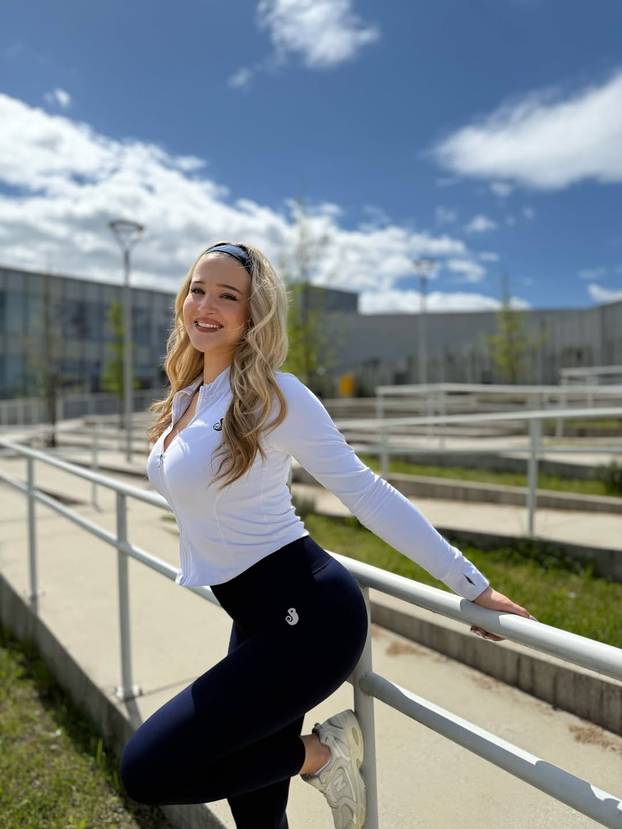 FOTO Prava bomba iz teretane: Naša fitness instruktorica blista u uskim outfitima za trening