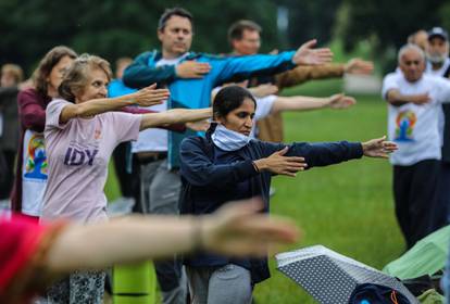 Međunarodni dan joge: U parku Maksimir građani su besplatno vježbali, kiša im nije smetala