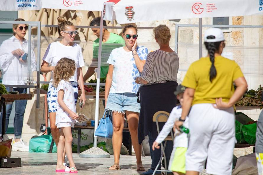 Dubrovnik: Sestre Ecclestone djeci na tržnici kupile trešnje
