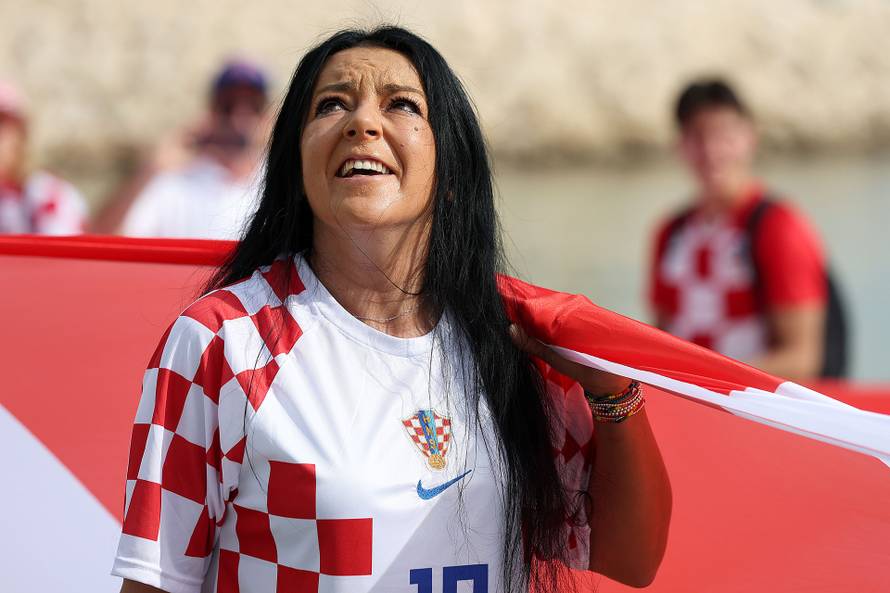 KATAR 2022: Hrvatski navijači razvili su zastavu dugačku 200 metara na plaži ispred hotela Hilton Doha