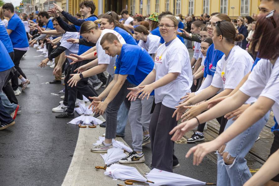 Osječki maturanti unatoč lošem vremenu plesali quadrillu u centru grada