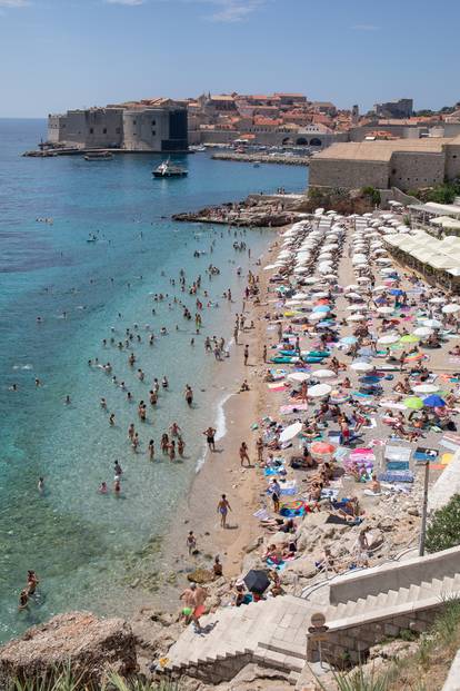 FOTO Plaža Banje u Dubrovniku skoro se ne vidi od suncobrana