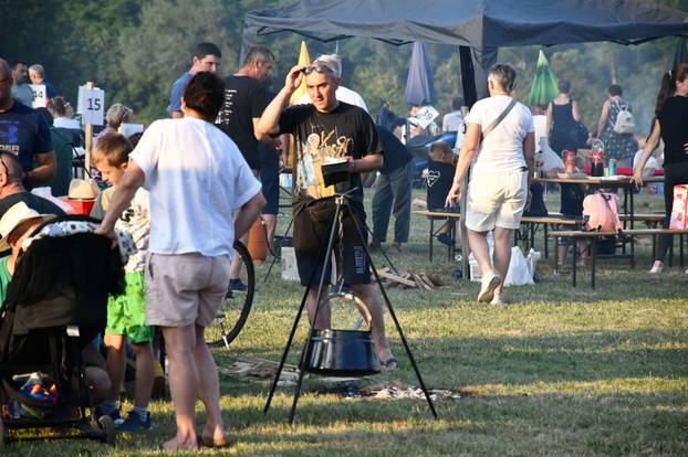 FOTO Otvoreno prvenstvo u kuhanju Fiša: Kotlovi i miris ribe preplavili Slavonski Brod