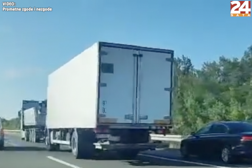 Pogledajte kako složni vozači kamiona blokiraju one koji voze zaustavnom trakom