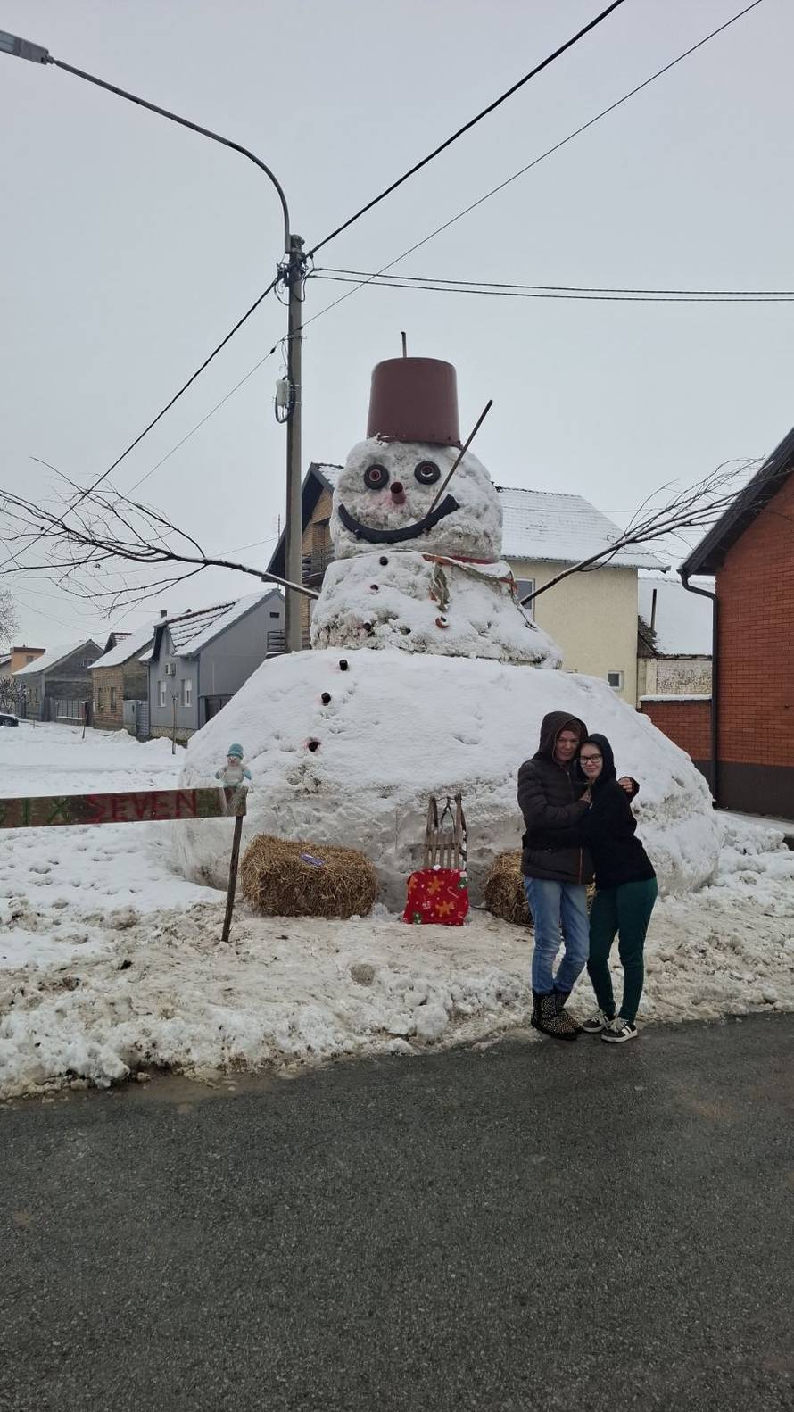 VIDEO Zimske radosti u Bijelom Brdu: 'Snješka od gotovo sedam metara gradili smo devet sati'