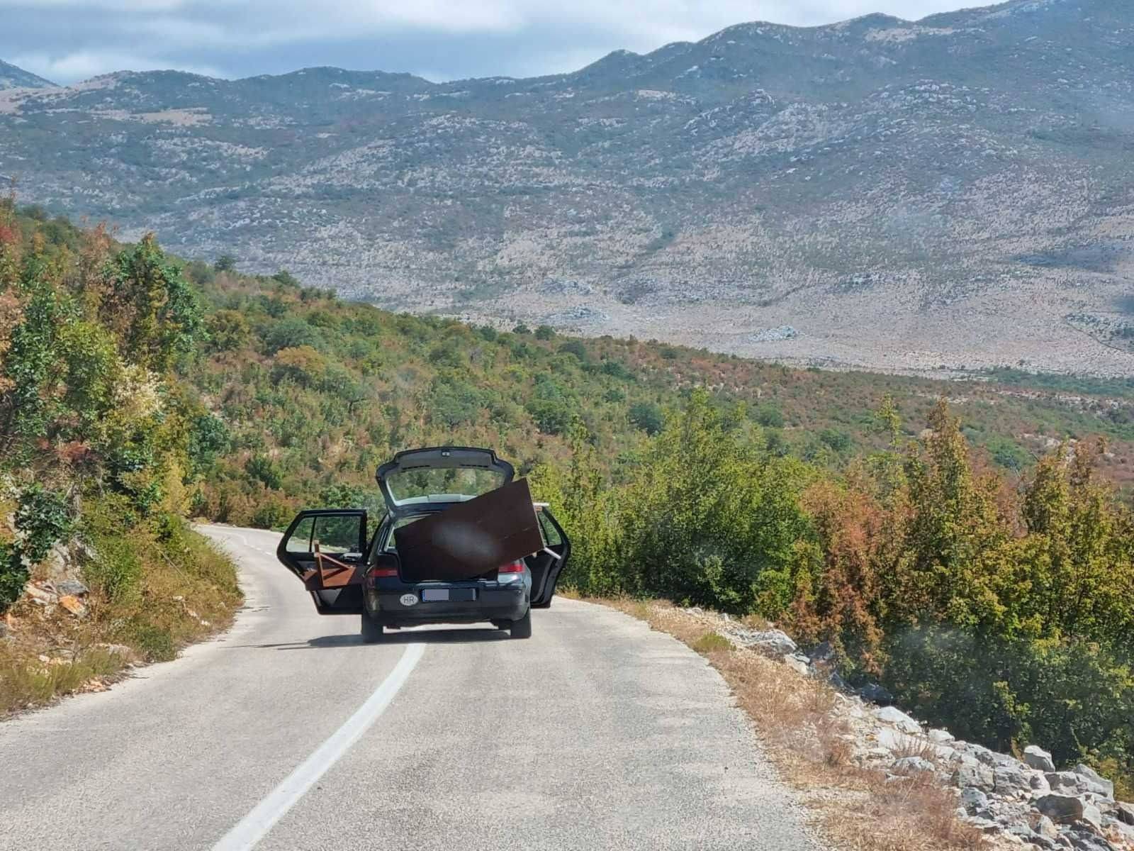 Od vrata do vrata! Natovario u auto stol i klupu, vozio tako kilometrima: 'Šokirali smo se'