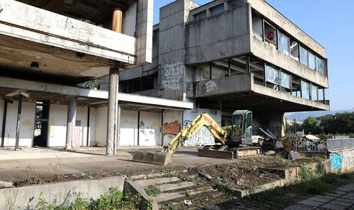 FOTO Derutna zgrada u Paromlinskoj odlazi u povijest: Stigli bageri, počinje rušenje