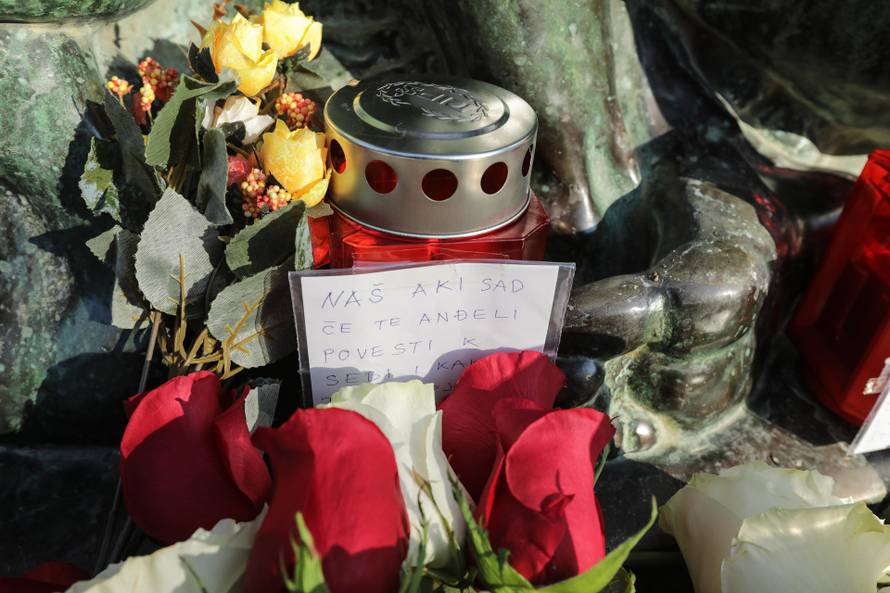 Zagreb: Husein Hasanefendić Hus i prijatelji postavili sliku Akija Rahimovskog kod Zdenca života  i zapalili svijeće    