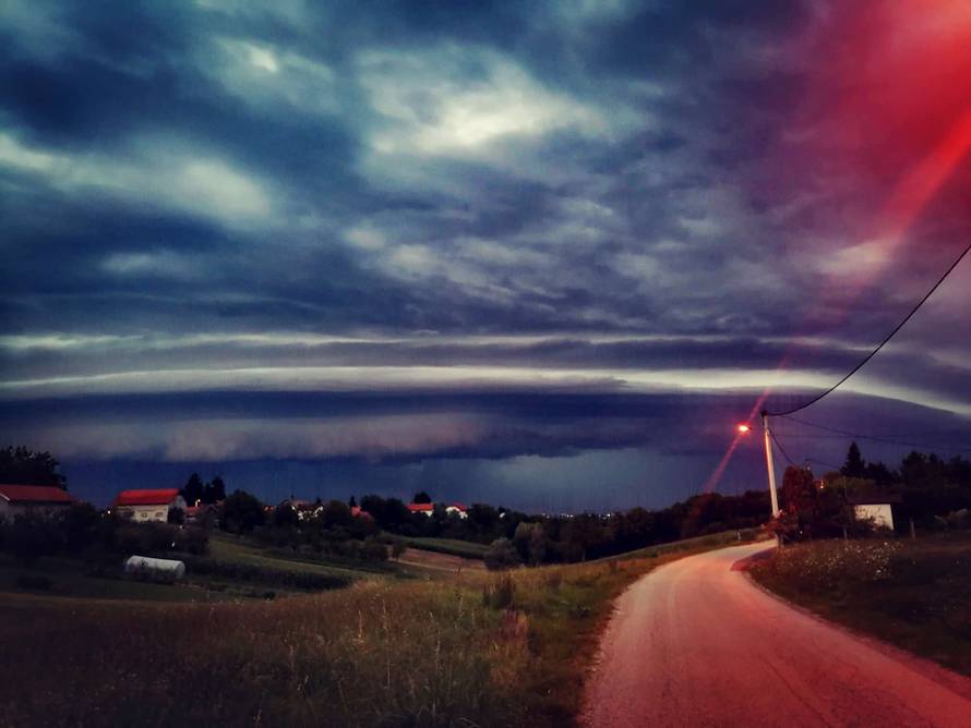 FOTO Crni oblaci zamračili nebo nad Zagrebom: 'Snažan vjetar mi je sve razbacao na balkonu'