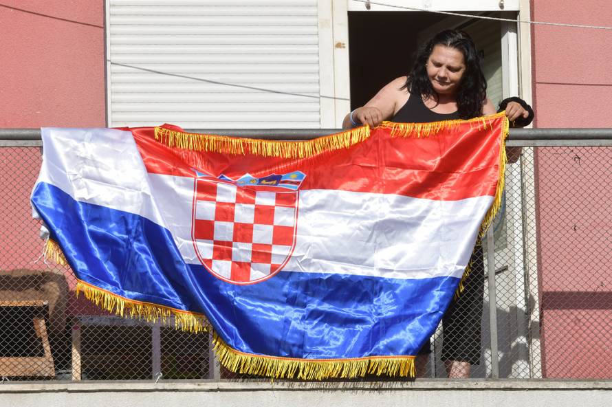 Knin: Gra?ani postavljaju Hrvatske zastave po balkonima uo?i 30. obljetnice Oluje