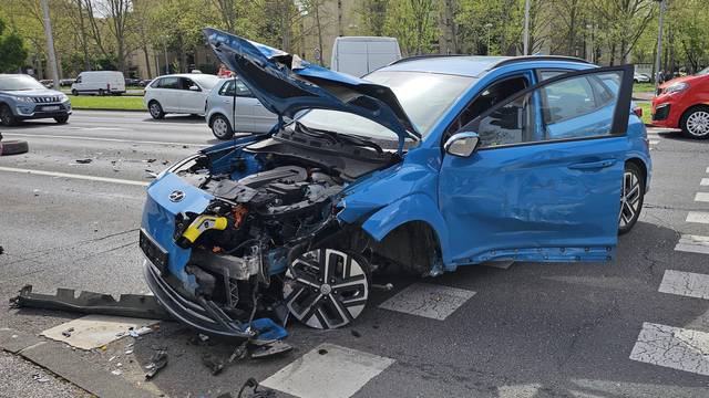 Sudar u Zagrebu: Nije držao razmak pa se zabio u teretni automobil, dvoje ozlijeđenih