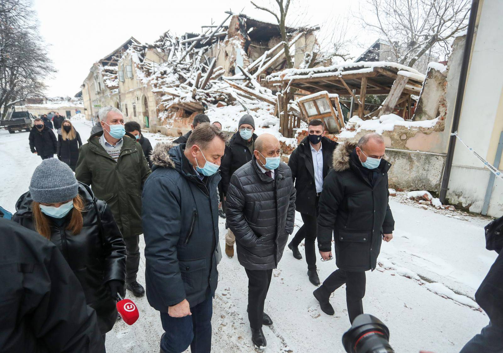 Ministar Gordan Grlić Radman i francuski ministar Jean-Yves Le Drian obišli centar Petrinje