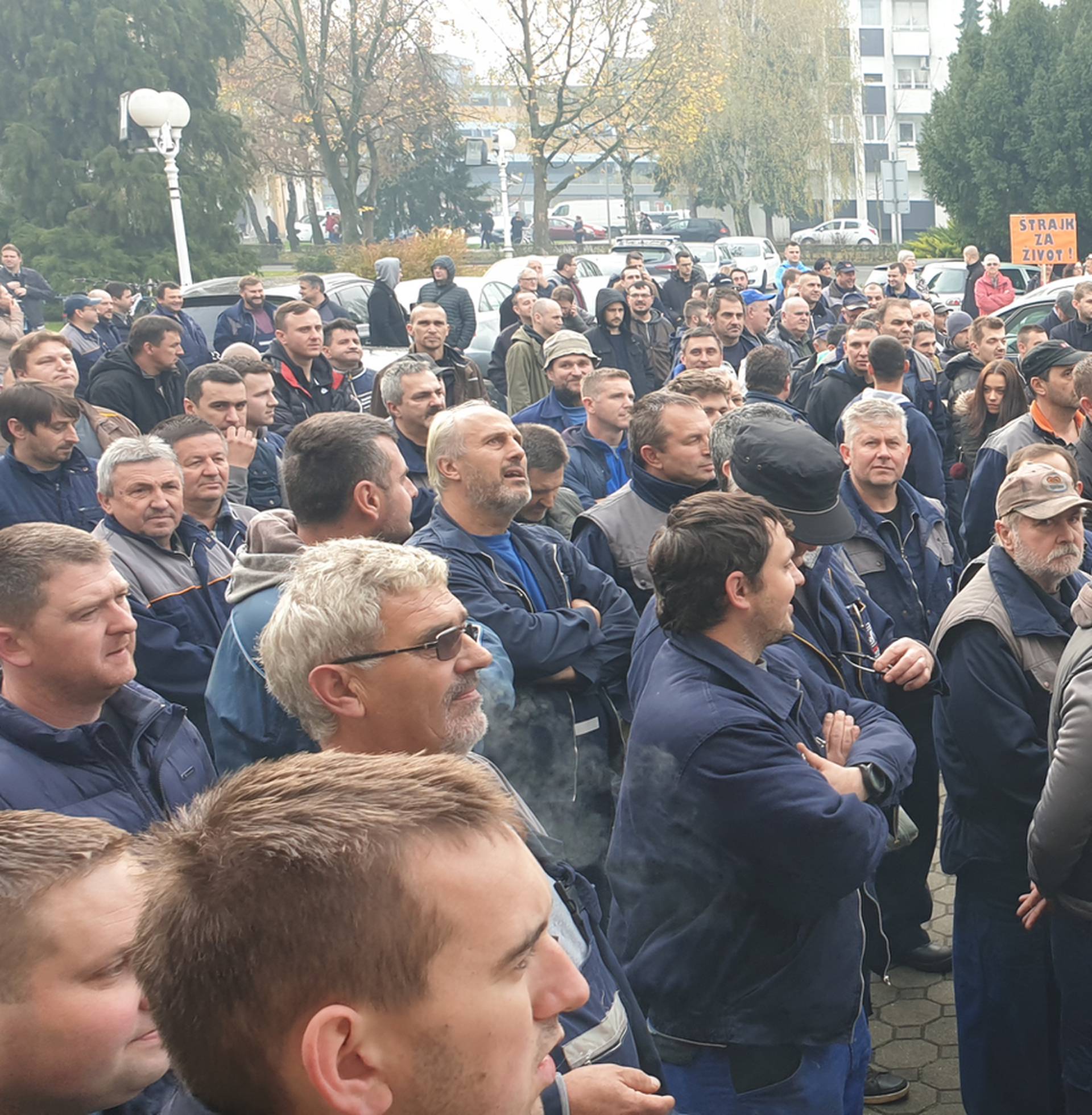 Radnici Đure Đakovića izašli su na ulice, traže plaće za listopad