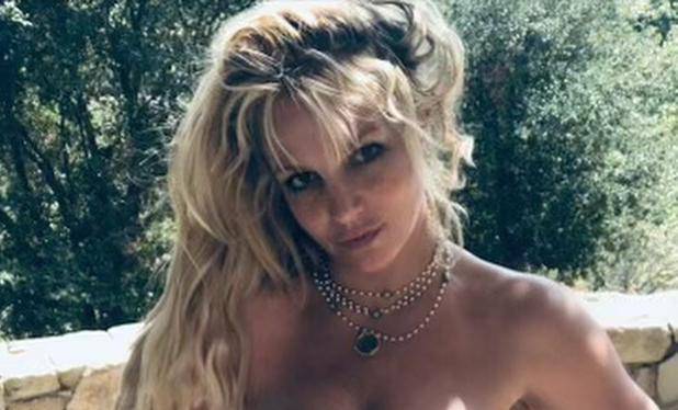 Britney zaplesala u neobičnom kostimu, trakice jedva prekrile njene intimne dijelove tijela