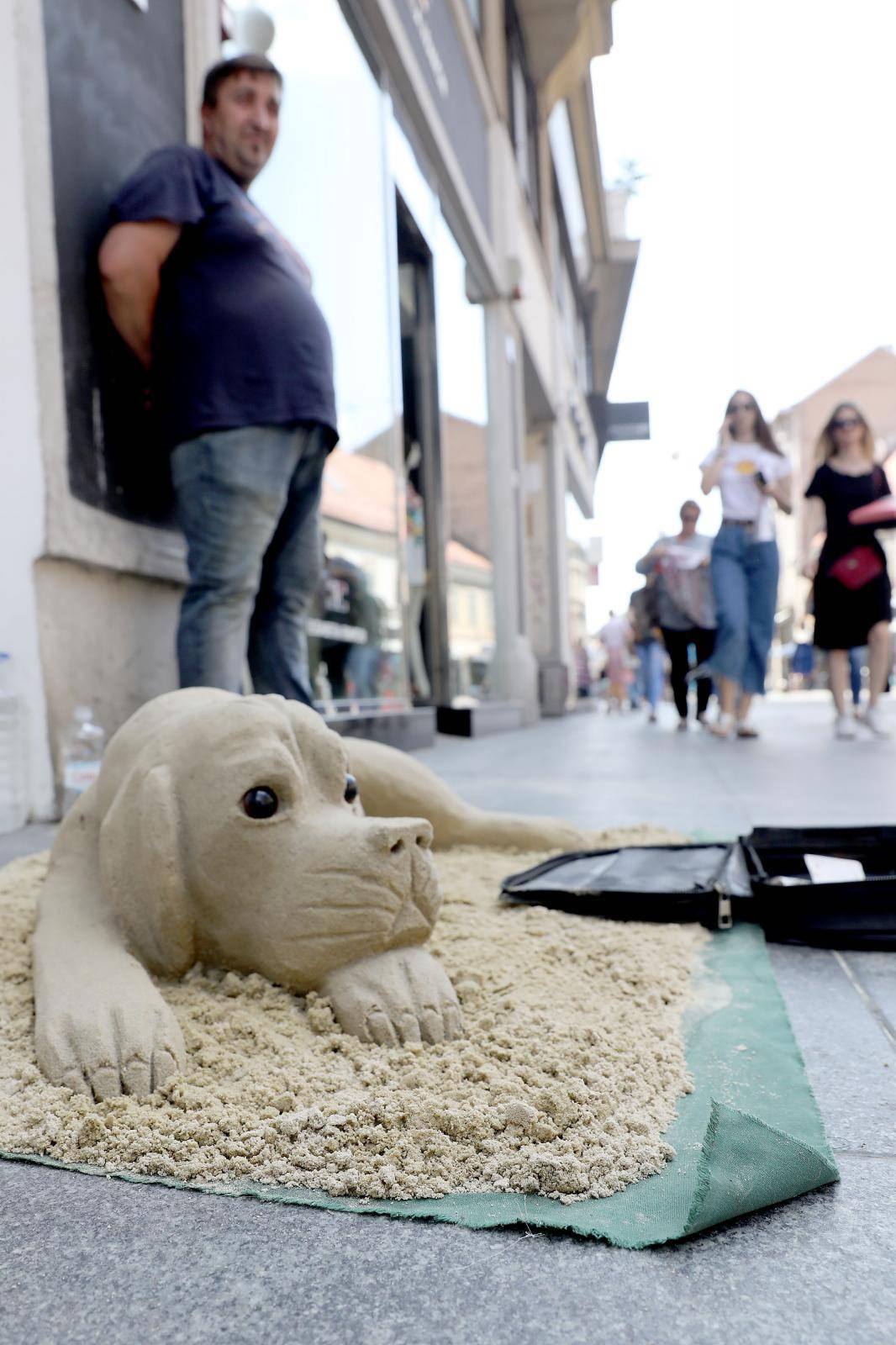 Zagreb: Strani drÅ¾avljanin pokuÅ¡ava skulpturom psa od pijeska zaraditi koju kunu