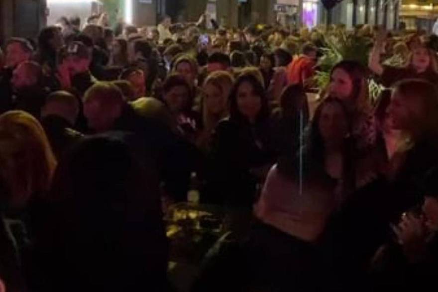 Korona party usred Zagreba: 'Mladež se zabavlja. Sramotno'