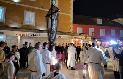 Na Hvaru krenula procesija ‘Za križen‘: Tradicija i čast duga 500 godina na koju se čeka