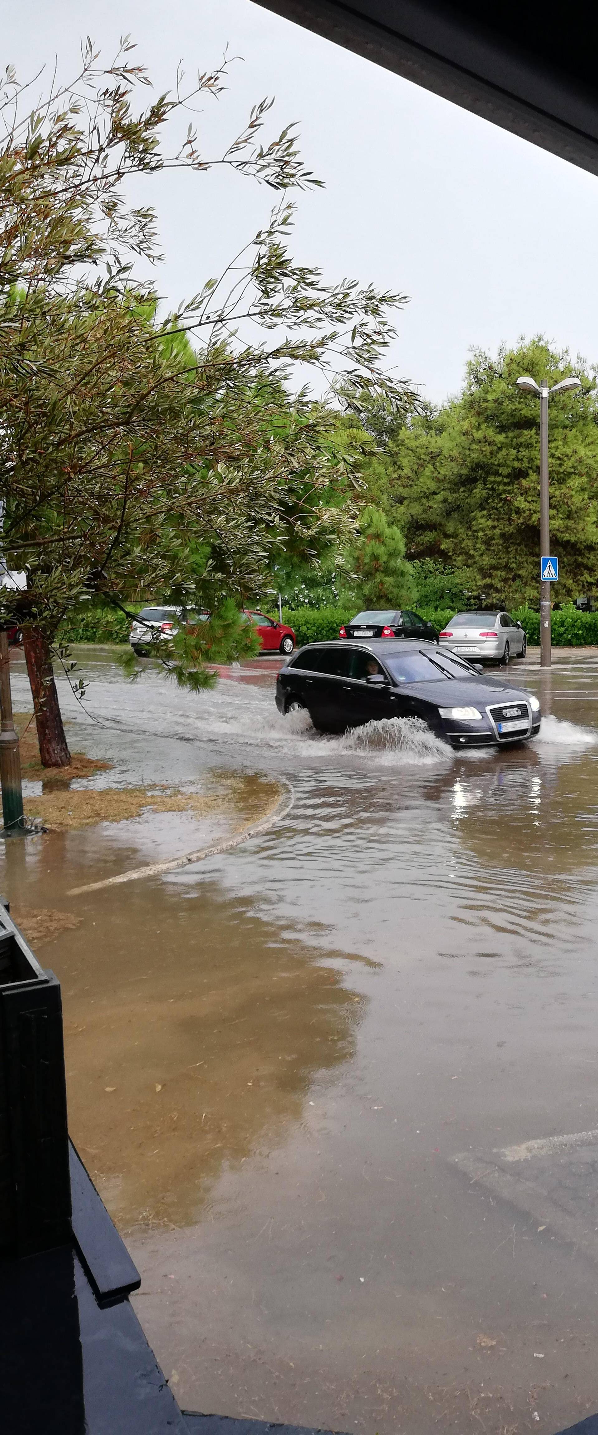 Oluja u Istri: Pukao konop pa im se jedrilica zabila u stijene