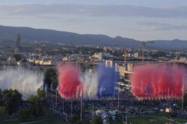 Zagreb: Vojni mimohod završio uz veličanstveni pirotehnički šou 