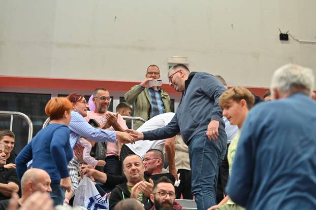 Makarska: Predsjednik Hajduka Ivan Bilić darovao dres gledatelju na utakmici između Novog Vremena i Prištine