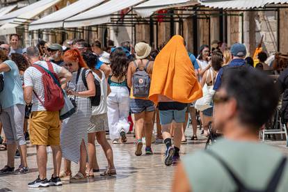 FOTO Gradska svakodnevica u Dubrovniku: Turisti se prže na suncu, gužvaju po centru grada