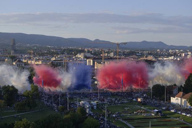 Zagreb: Vojni mimohod završio uz veličanstveni pirotehnički šou 