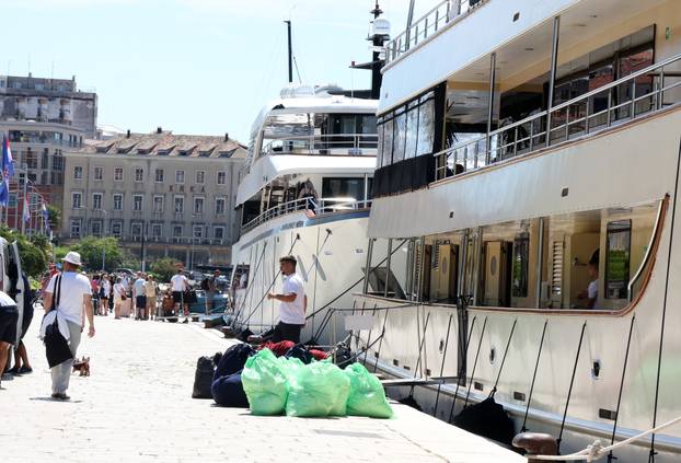 Šibenik: Kruzeri i turisti okupirali šibensku rivu