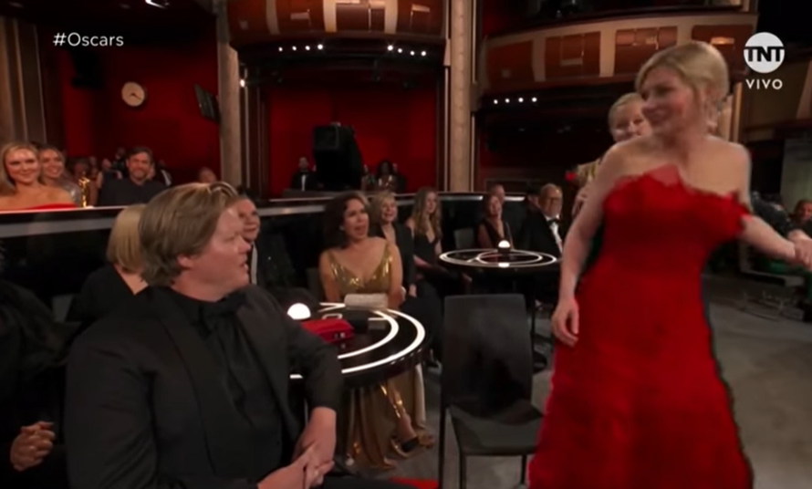 Voditeljica Oscara pravila se da ne poznaje glumicu pa ju digla sa stolice i upucavala se mužu
