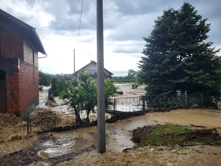 Jako nevrijeme poplavilo kuće, dvorišta i ceste diljem Hrvatske: 'U Požegi je palo 63 l/m2 kiše'