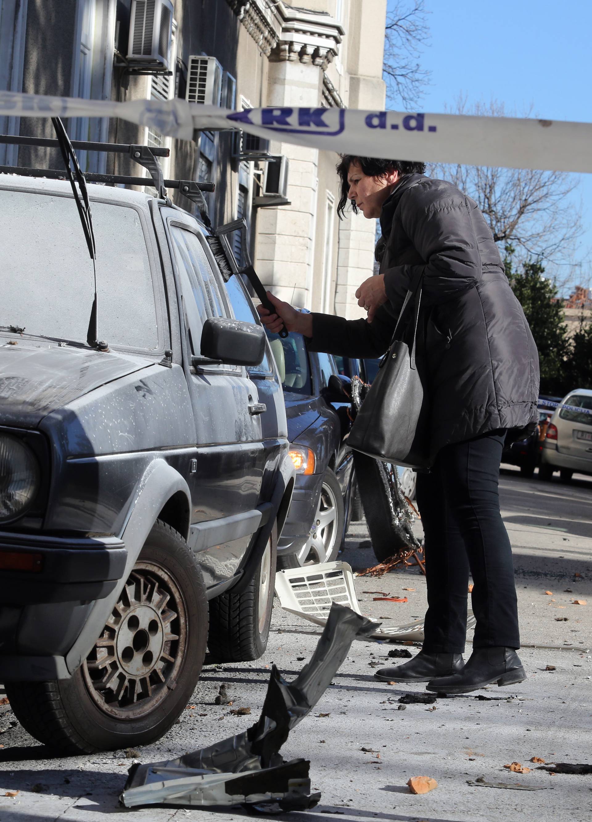 Detonacija u KBC-u: 'Grunula' klima, dijelovi popadali na aute