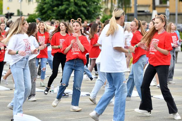 Varaždin: Stotinu maturanata varaždinskih srednjih škola plesalo tradicionalnu Quadrillu