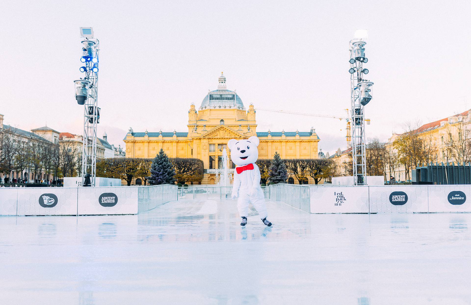 Ledov Affogato za ljubitelje kave u adventskom ambijentu terase hotela Esplanade