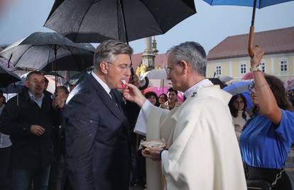 FOTO Zbog jake kiše nije bilo procesije do Kamenitih vrata, na misu je stigao i Plenković