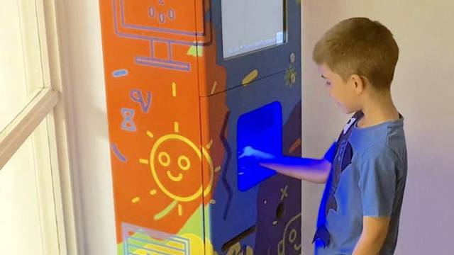 Škole ih već zovu: Splitski đaci robotičari složili beskontaktni uređaj za dezinfekciju ruku