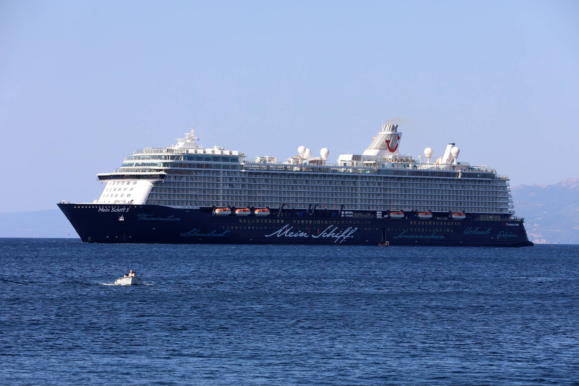 Kruzeri Marella Explorer 2 i Mein Schiff ispred riječke luke