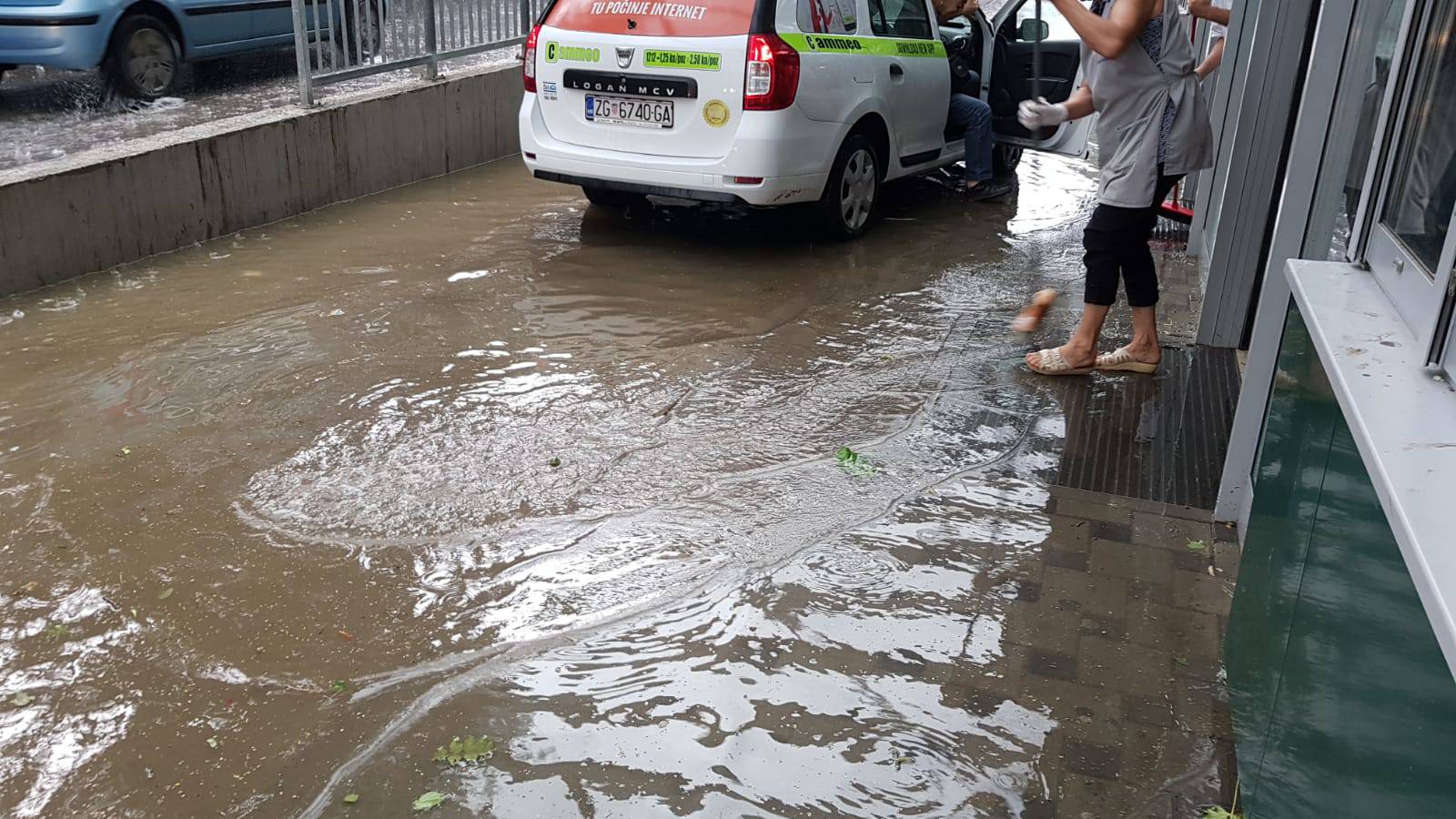 Kaos u Zagrebu: Poplavile dvije bolnice, ceste, garaže, fakultet